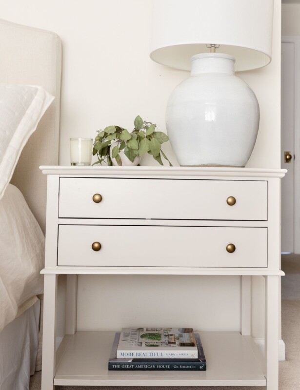 奶油卧室床头柜,在苍白的橡木本杰明摩尔涂料颜色。